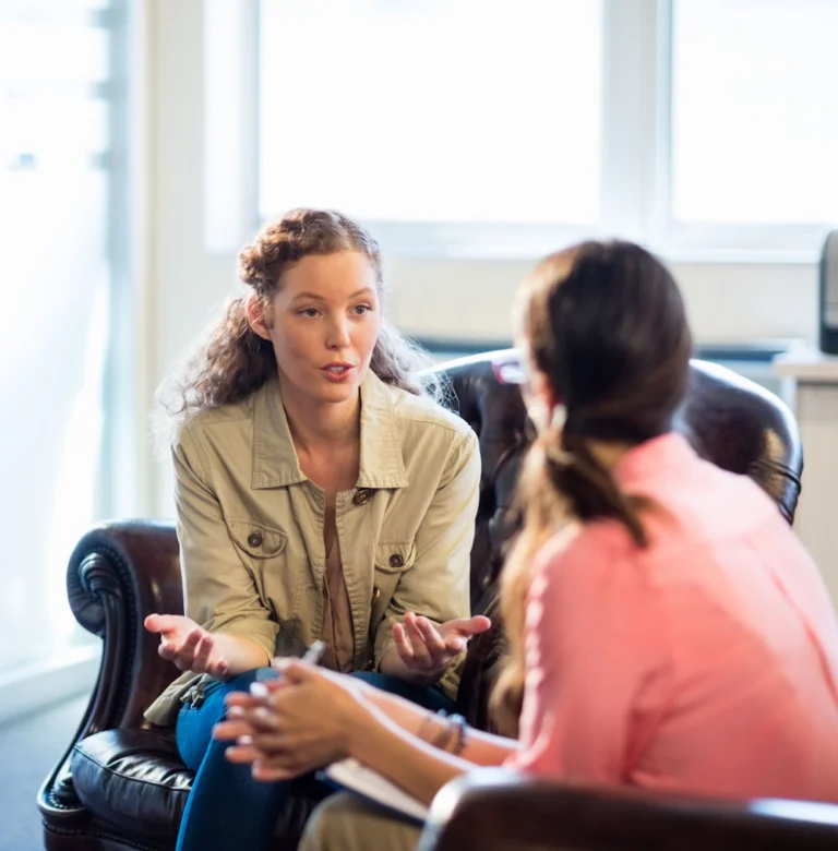 Girl consulting her therapist about dual diagnosis treatment during a private session