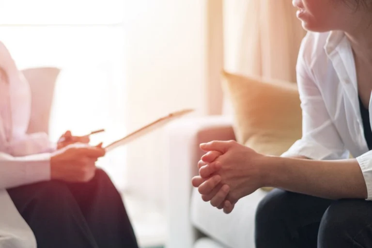 A patient discussing dual diagnosis treatment in a private one-on-one therapy session